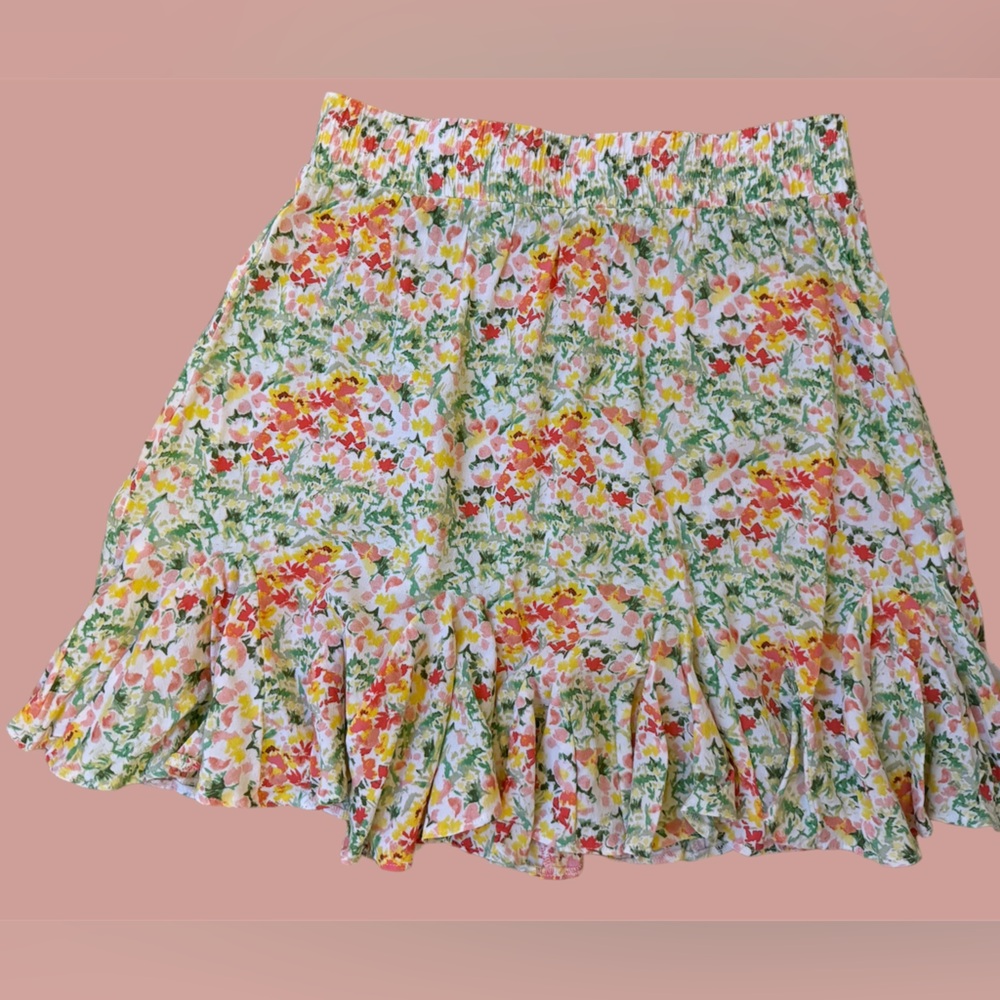Super cute summer skirt! 🌺💐 Like new.